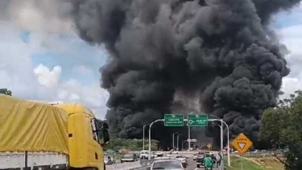 Camión cisterna vuelca y se incendia sobre ruta PY02 en Caacupé