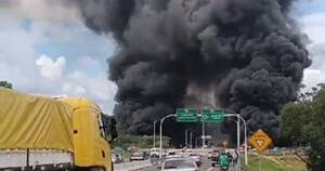 Diario HOY | Vuelco e incendio de camión cisterna en la rotonda de Caacupé
