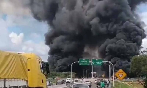 Camión cisterna vuelca y se incendia sobre ruta PY02 en Caacupé – Prensa 5