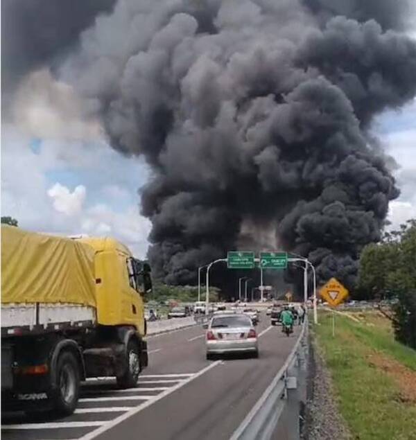 [VIDEO] Camión con combustible volcó y se incendió en Caacupé