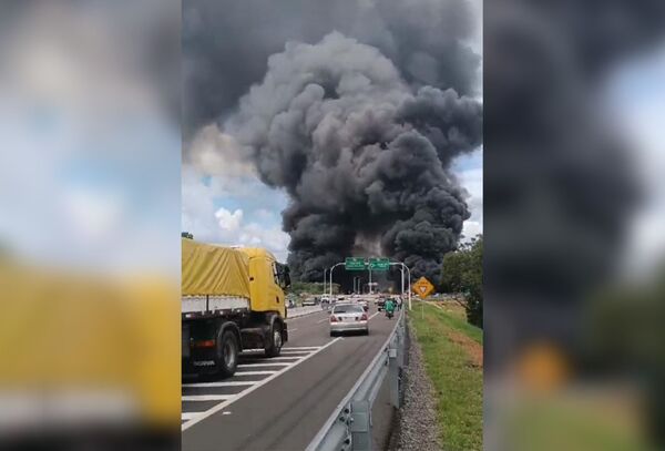 Camión cisterna volcó y explotó en Caacupé: falleció el conductor - Megacadena - Diario Digital