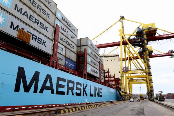 La naviera Maersk vuelve a suspender la ruta por el mar Rojo de forma indefinida - Revista PLUS