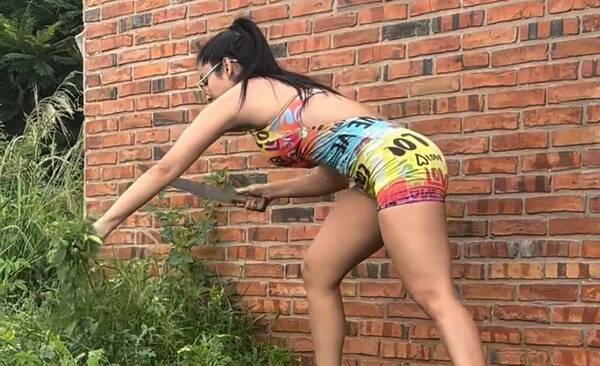 Rosy Alderete "dando el ejemplo" a su vecino