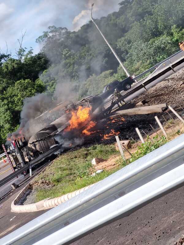 ¡Vuelco, incendio y muerte! Fatal accidente se registró en Cordillera - trece