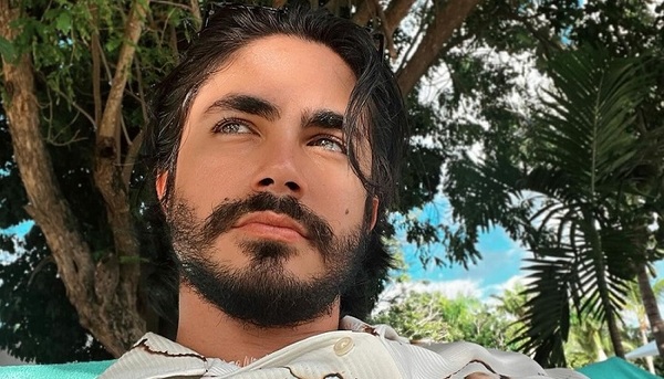 Sian Chiong, el actor que encarna al coreógrafo de "Menudo" en la serie "Súbete a mi moto" - Teleshow