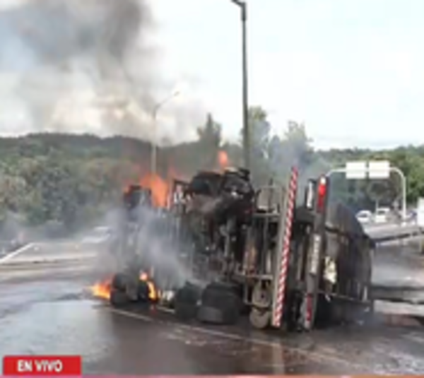 Conductor de camión cisterna muere tras vuelco e incendio en Caacupé - Paraguay.com