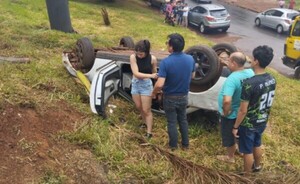 Joven protagoniza vuelco en el kilómetro 3,5