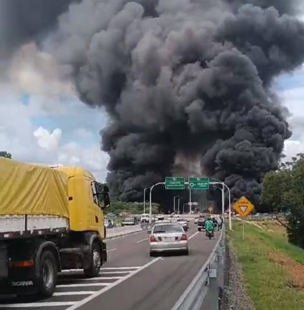 Vuelco e incendio de camión cisterna en Caacupé