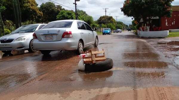 San Lorenzo: con cubiertas, cajas, palos, piedras y telas señalizan peligrosos baches - Nacionales - ABC Color