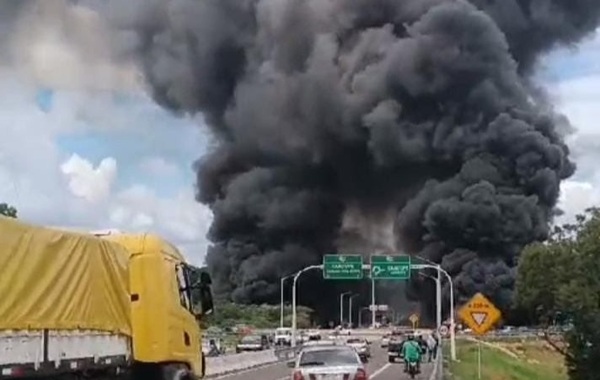 Vuelco de cisterna, incendio y muerte de conductor en Caacupé
