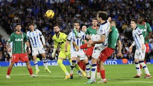 Versus / En tiempo de descuento, Real Sociedad rescató un empate ante el Deportivo Alavés