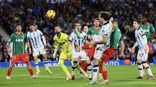 Versus / En tiempo de descuento, Real Sociedad rescató un empate ante el Deportivo Alavés