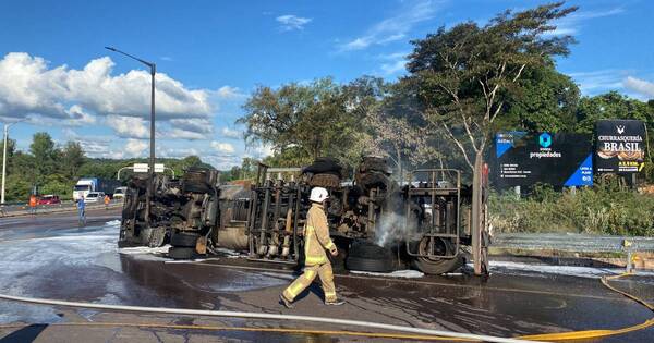 Diario HOY | Accidente en Caacupé: la espuma química como clave para apagar el fuego