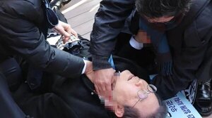 Opositor surcoreano apuñalado en el cuello está estable