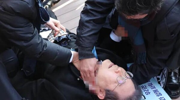 Opositor surcoreano apuñalado en el cuello está estable