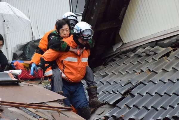 Continúan las tareas de rescate "contrarreloj" tras el fuerte terremoto en Japón - Mundo - ABC Color