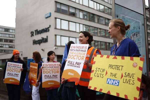 Médicos residentes de Inglaterra inician una histórica huelga de seis días - Mundo - ABC Color