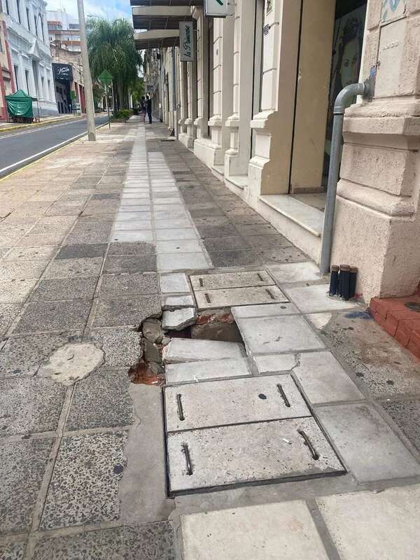 ANDE: Se hunden veredas nuevas de calle Palma instaladas sobre los ductos subterráneos - Economía - ABC Color
