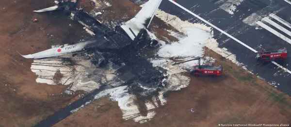 Tokio pone en marcha investigación por colisión de aviones