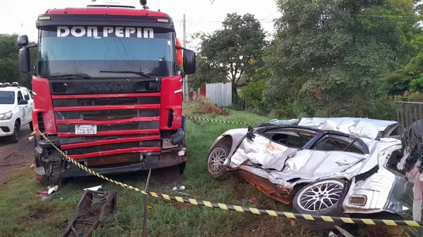 Joven conductor muere tras embestir a un camión estacionado - Noticiero Paraguay