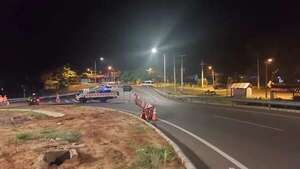 Rotonda de Caacupé, cerrada en media calzada tras accidente fatal - Policiales - ABC Color
