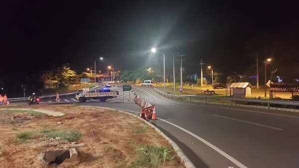 Rotonda de Caacupé, cerrada en media calzada tras accidente fatal - Policiales - ABC Color