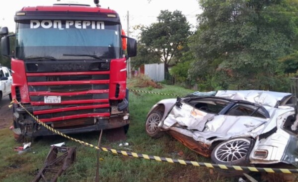 Joven automovilista fallece tras chocar contra camión estacionado