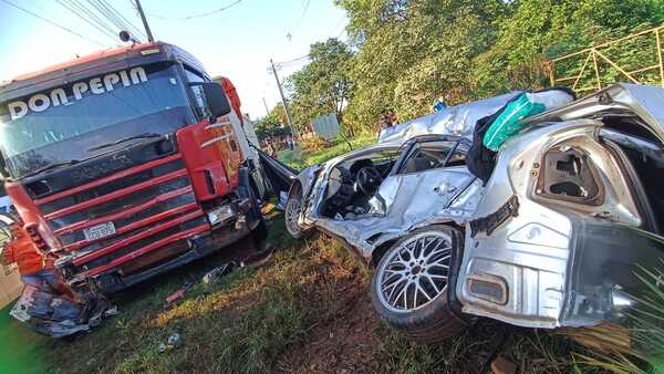 Conductor muere tras chocar contra tratocamión estacionado - La Clave
