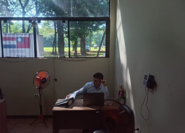 Hijo de la diputada Roya Torres aparece en su oficina parlamentaria y llavean la puerta para evitar preguntas · Radio Monumental 1080 AM