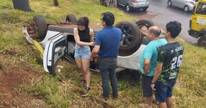 Diario HOY | Joven vuelca su lujoso Mercedes Benz y sale ilesa