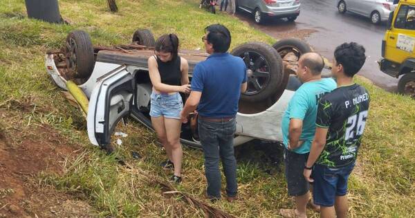 Diario HOY | Joven vuelca su lujoso Mercedes Benz y sale ilesa