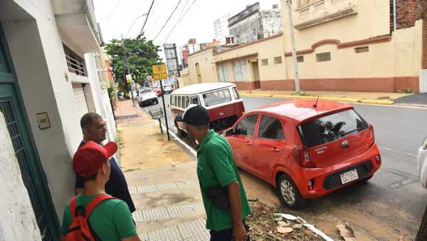 App de Parxin sigue con fallas y primer día del estacionamiento tarifado "fue tranquilo"