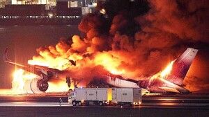 Chocan dos aviones y mueren cinco personas
