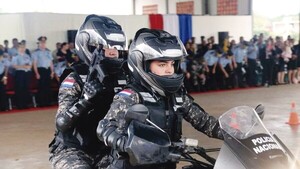 Dos mamás entre las agentes Lince que luchan contra malevos