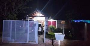 Escuchó ruidos raros y salió a vichear: fueron balazos ¡por su vivienda!