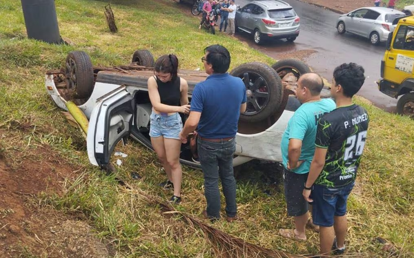 Joven vuelca su lujoso Mercedes Benz y sale ilesa - Noticiero Paraguay