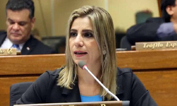 Diputada Roya Torres confirma renuncia de su hijo asesor y pide disculpas por “errores” – Prensa 5