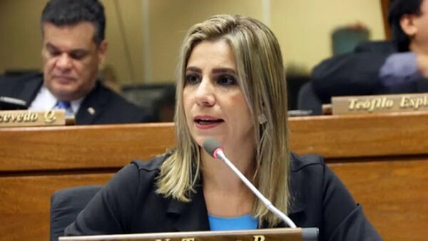 Diputada Roya Torres confirma renuncia de su hijo asesor y pide disculpas por “errores” - Radio Imperio 106.7 FM