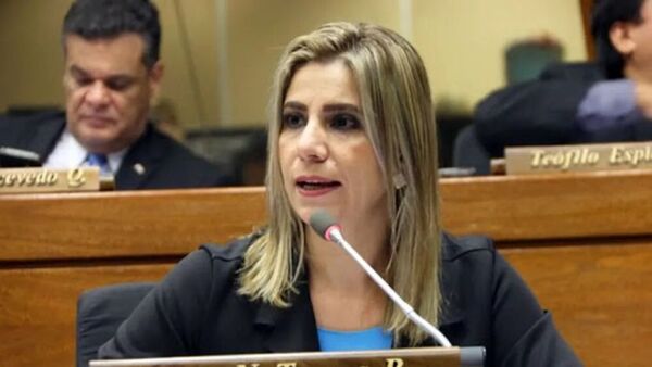 Diputada Roya Torres confirma renuncia de su hijo asesor y pide disculpas por “errores”