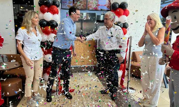 Pizza Hut celebra la apertura de su local Nro. 30 por sus 30 años.