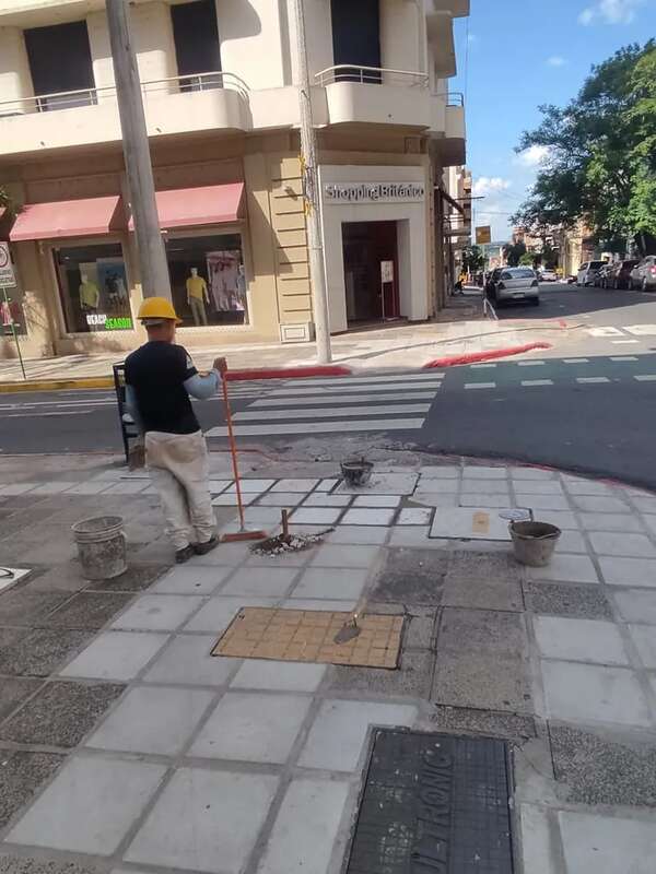 ANDE hace reparar veredas hundidas sobre los ductos de cables subterráneos de ls calle Palma - Economía - ABC Color