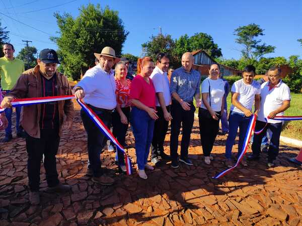 MUNICIPALIDAD DE CAMBYRETÁ INAUGURÓ PAVIMENTO PARA INICIAR EL AÑO - Itapúa Noticias