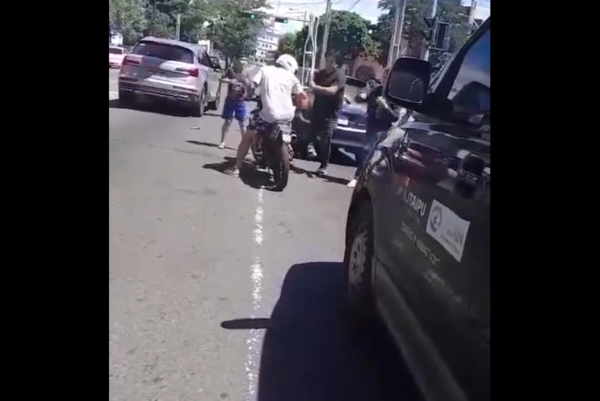 (VIDEO). Chófer tras discutir con un motoca bajó y lo golpeó con su muleta