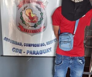 Detienen a sujeto que a punta de cuchillo despojó de su celular a transeúnte