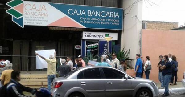 Diario HOY | Protesta de jubilados hace efecto y el BCP interviene la Caja Bancaria