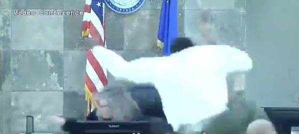 [VIDEO] Jueza no le dio la libertad condicional y mirá cómo el acusado se le fue encima