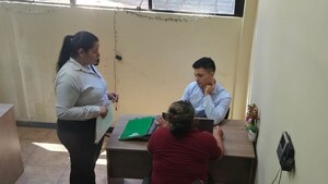 Hijo de diputada renunciará a cargo de asesor, tras el escarnio público