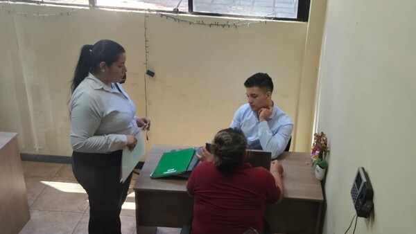 Hijo de diputada renunciará a cargo de asesor, tras el escarnio público
