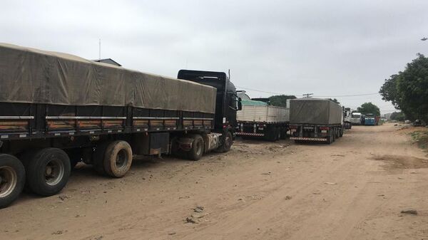 Camioneros paraguayos en aprietos por escasez de combustible en Bolivia - ADN Digital