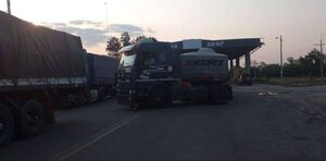 Crisis en Bolivia: 60 camioneros paraguayos quedan varados, les impiden comprar combustible